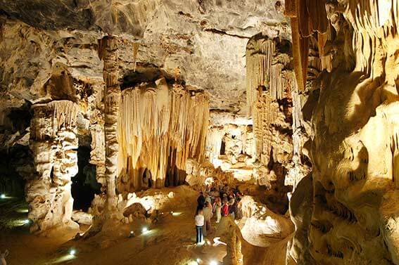 Kangogrottorna med fantastiska stalagmiter och stalaktiter.